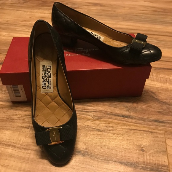 Salvatore Ferragamo Shoes - SALVATORE FERRAGAMO Vara bow Q Pump size 7,5